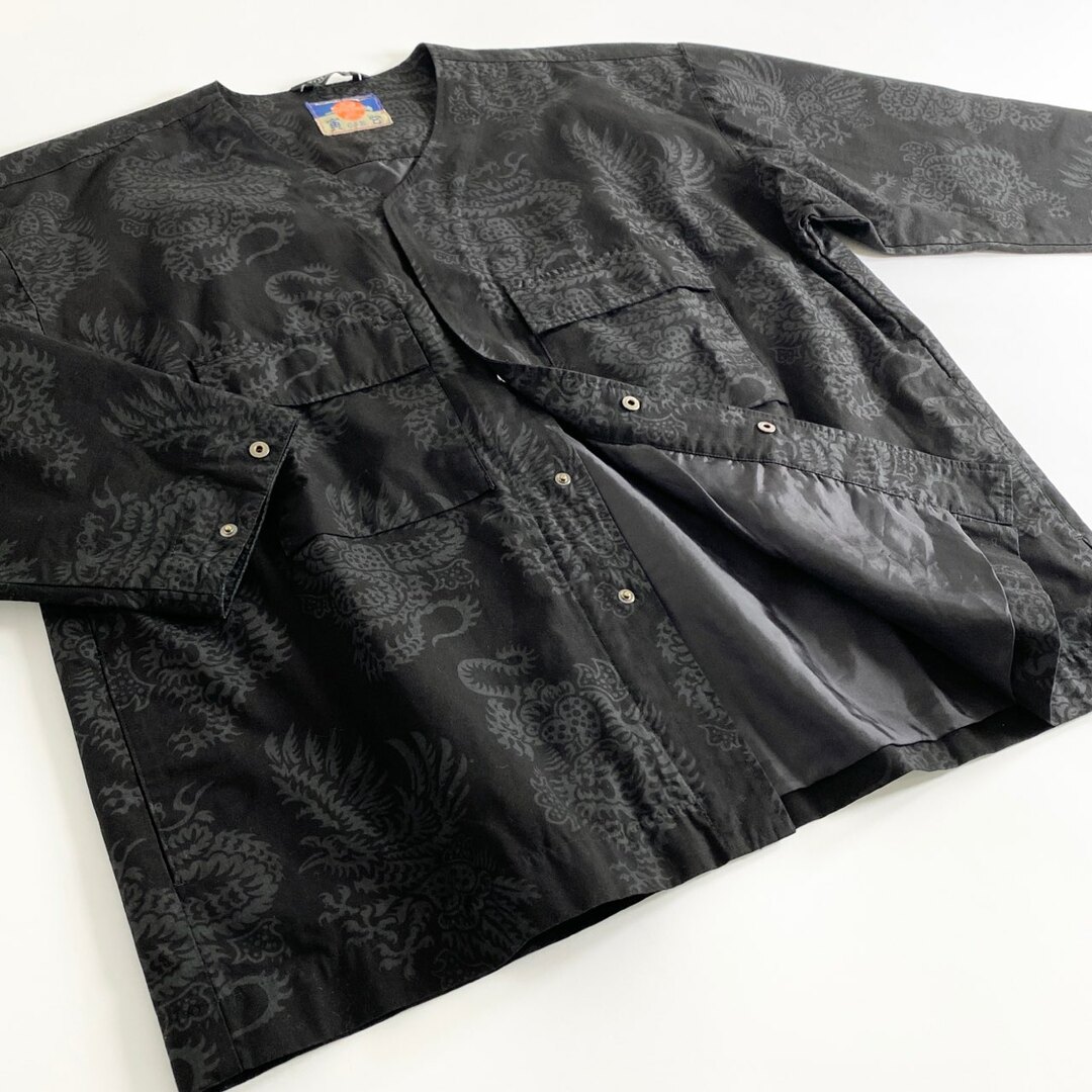 寅壱(トライチ)の44M5 《美品》 寅壱 × black means ブラックミーンズ × zepanese ゼパニーズ TZB鯉口シャツブルゾン L ブラック 220713H 虎 八咫烏 蛇 ジャケット メンズのジャケット/アウター(スカジャン)の商品写真