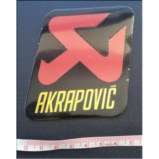 アクラポビッチ（AKRAPOVIC）★アルミ耐熱ステッカー★８．５×８ｃｍ(ステッカー)