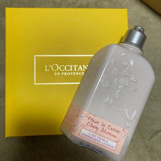 ロクシタン(L'OCCITANE)の【新品未使用】ロクシタン　CB（チェリーブロッサム）シマーリングボディミルク(ボディローション/ミルク)