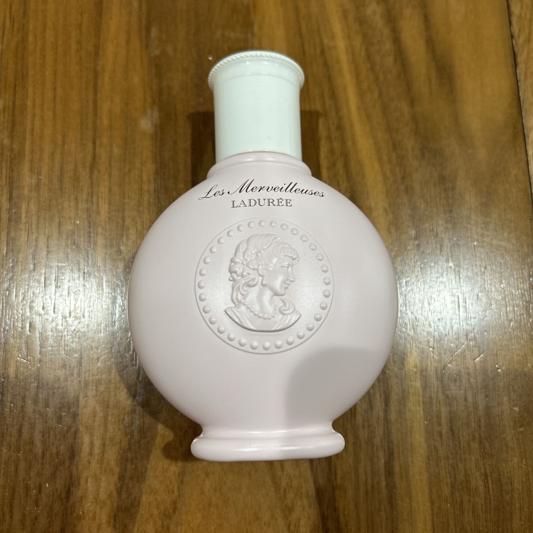 Les Merveilleuses LADUREE(レメルヴェイユーズラデュレ)のレ・メルヴェイユーズ ラデュレ ローズ ボディローション 190ml コスメ/美容のボディケア(ボディローション/ミルク)の商品写真