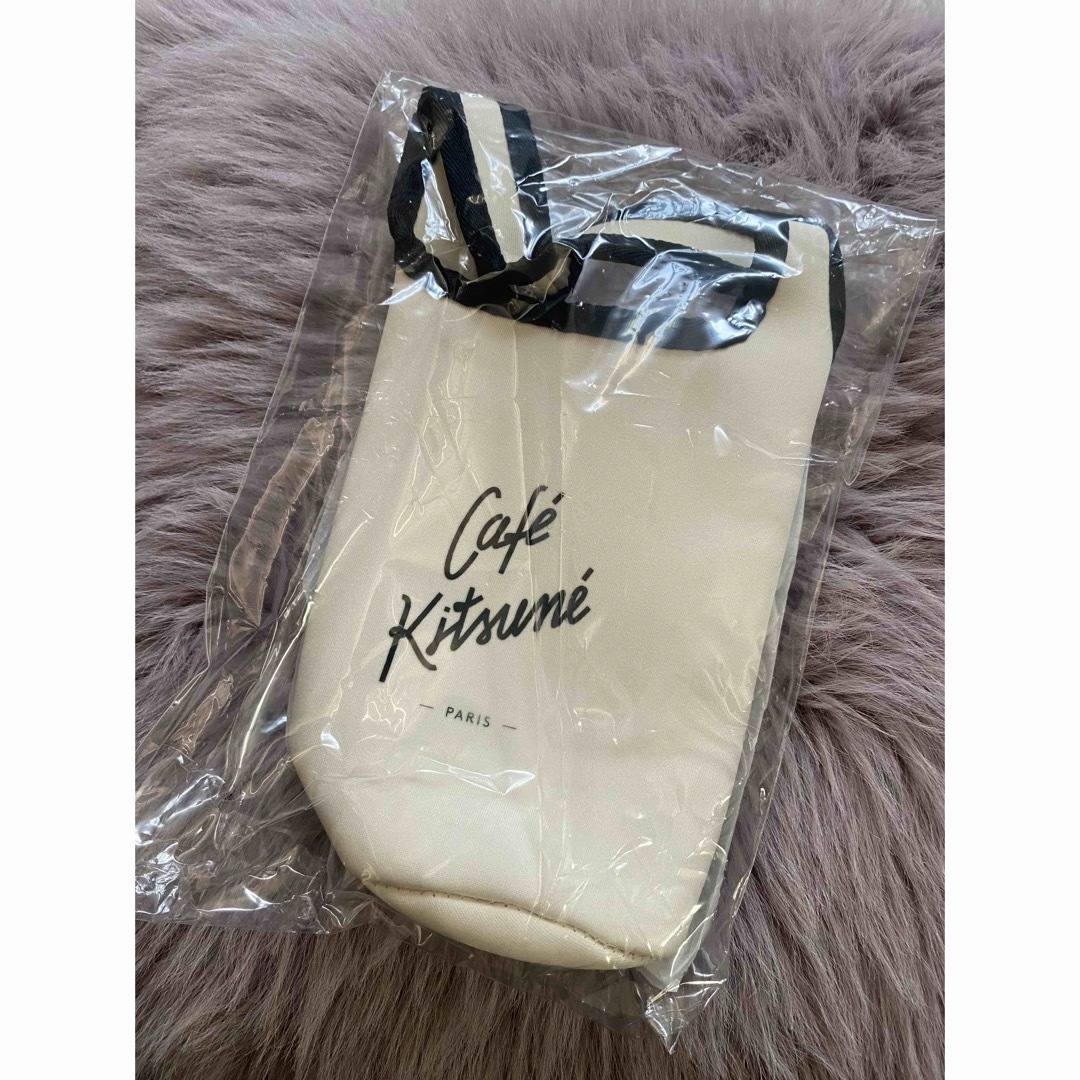 MAISON KITSUNE'(メゾンキツネ)のカフェキツネ CafeKitsune ドリンクホルダー🦊 エンタメ/ホビーの雑誌(ファッション)の商品写真