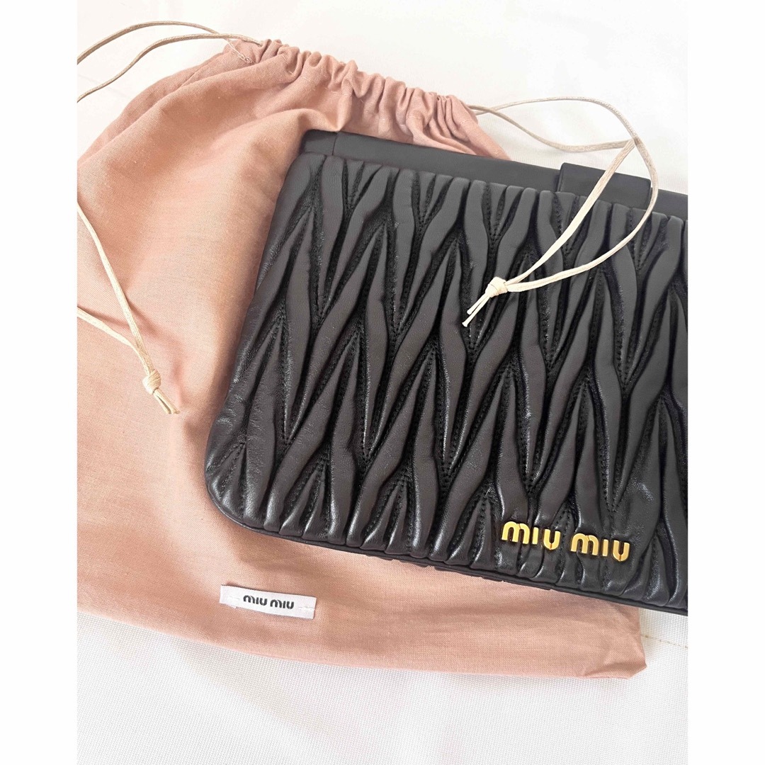 miumiu(ミュウミュウ)の未使用品 MIU MIU ミュウミュウ レザーマトラッセ クラッチバッグ 黒 レディースのバッグ(クラッチバッグ)の商品写真