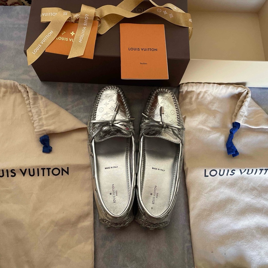 LOUIS VUITTON(ルイヴィトン)のルイヴィトン　ドライビングシューズ　シルバー　ND0146 レディースの靴/シューズ(ローファー/革靴)の商品写真