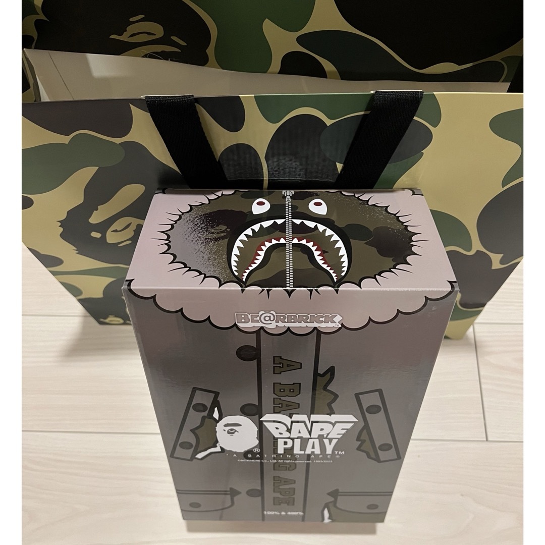 BE@RBRICK(ベアブリック)の即発送 BE@RBRICK BAPE® × ALPHA CAMO SHARK エンタメ/ホビーのフィギュア(その他)の商品写真