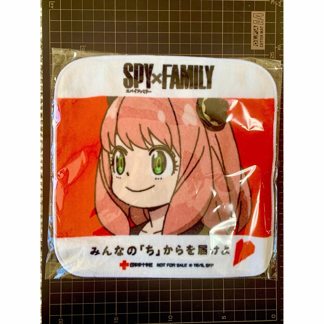 SPY×FAMILY アーニャ 献血 ハンカチ 赤十字 コラボ ハンドタオル エンタメ/ホビーのおもちゃ/ぬいぐるみ(キャラクターグッズ)の商品写真