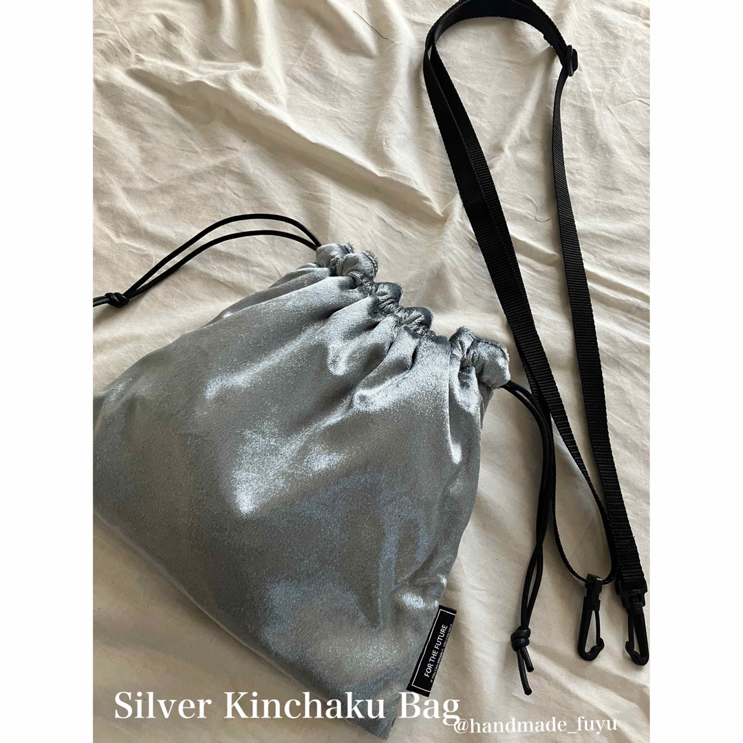 シルバーー巾着バッグ ハンドメイドのファッション小物(バッグ)の商品写真