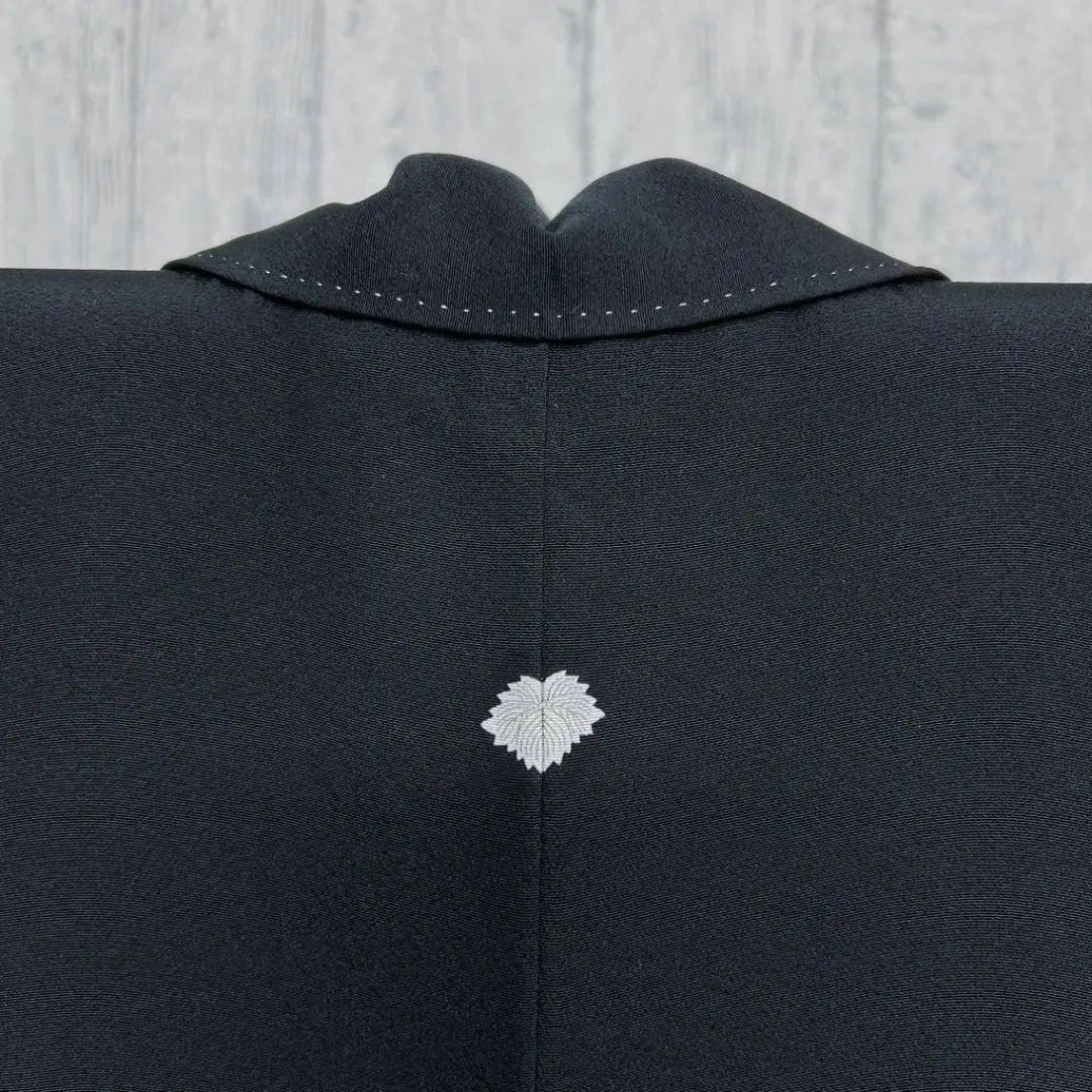 【逸品】 作家もの　鳥獣戯画の刺繍の黒留袖　着物 レディースの水着/浴衣(着物)の商品写真
