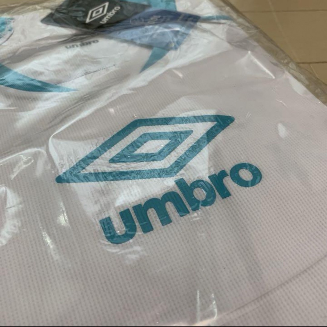 UMBRO(アンブロ)のUMBRO 140 白 長袖 プラクティスシャツ アンブロ スポーツ/アウトドアのサッカー/フットサル(ウェア)の商品写真