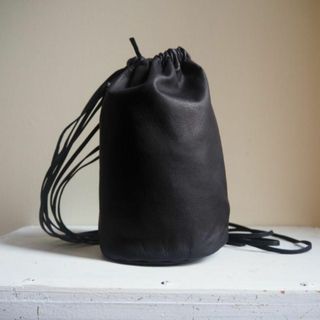 オーラリー(AURALEE)のAURALEE LEATHER BIG ROUND STRING POUCH 黒(ショルダーバッグ)