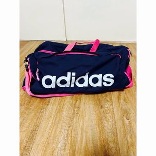 アディダス(adidas)の☆中古品☆ adidas修学旅行・旅行用ボストンバッグ　ネイビー&ピンク(ボストンバッグ)