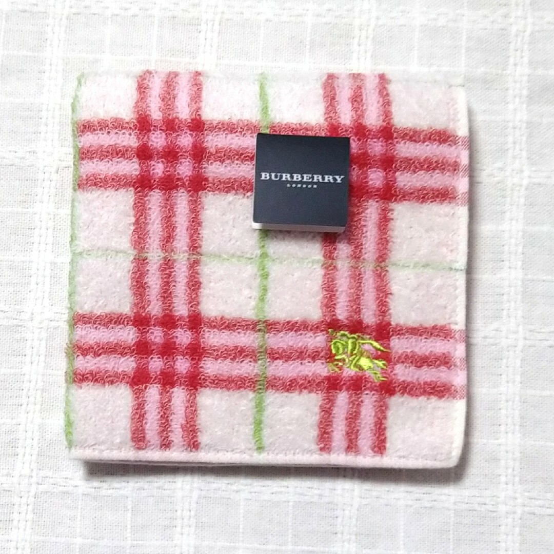 BURBERRY(バーバリー)の【新品　未使用　タグ付き】バーバリータオルハンカチ　赤チェック　緑刺繍 レディースのファッション小物(ハンカチ)の商品写真