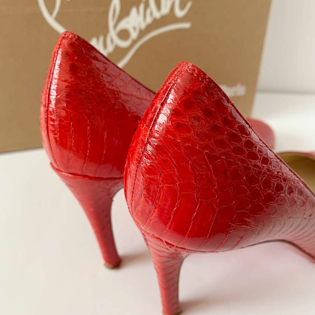 Christian Louboutin(クリスチャンルブタン)のChristian Louboutin ルブタン 赤 ラウンドトゥ スネーク レディースの靴/シューズ(ハイヒール/パンプス)の商品写真