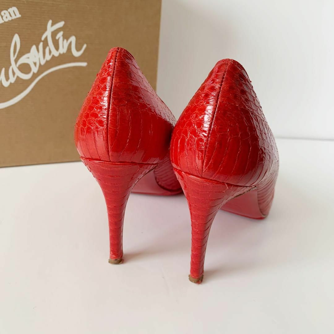 Christian Louboutin(クリスチャンルブタン)のChristian Louboutin ルブタン 赤 ラウンドトゥ スネーク レディースの靴/シューズ(ハイヒール/パンプス)の商品写真