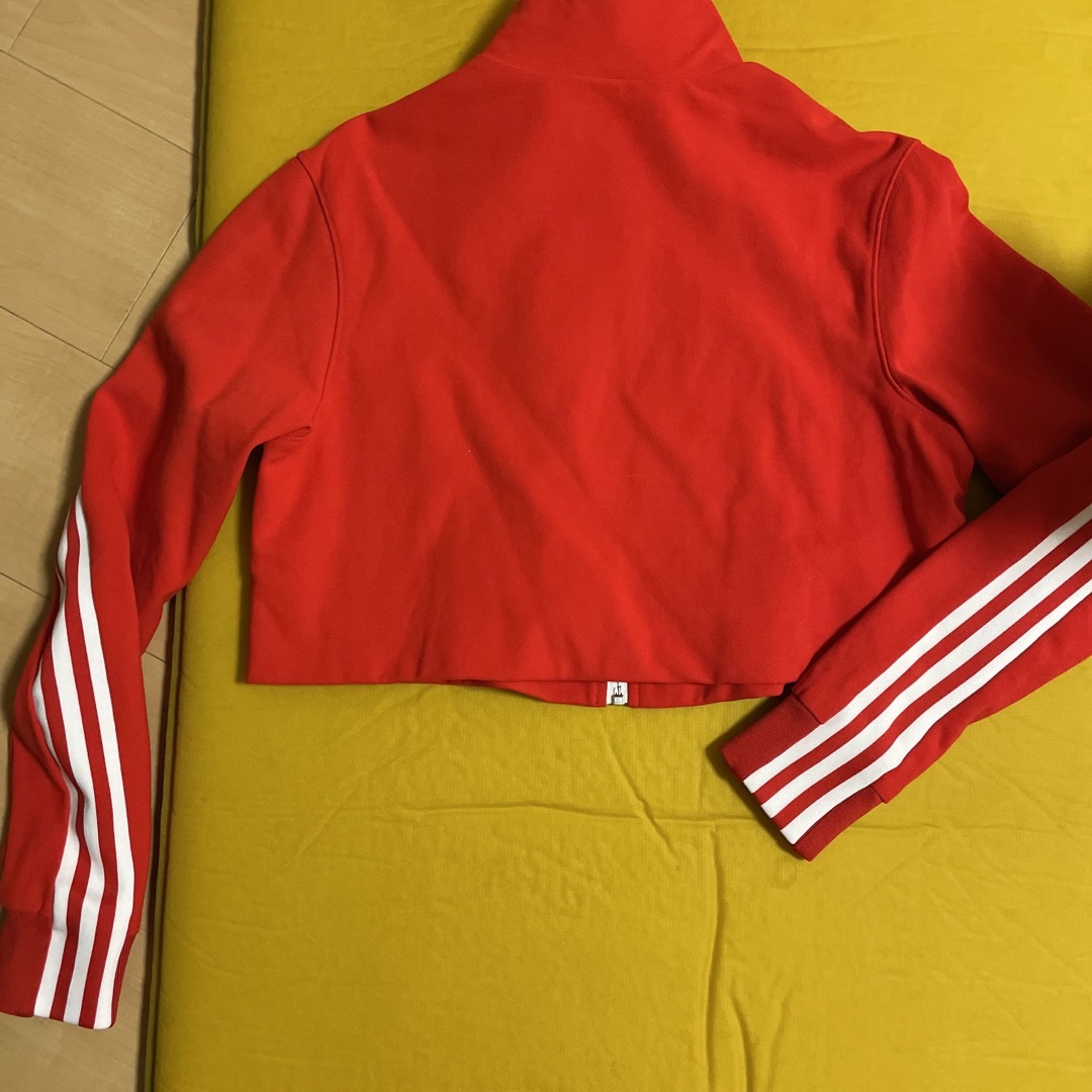 adidas(アディダス)のadidas ショート丈 三本ライン赤ジャージ レディースのジャケット/アウター(その他)の商品写真