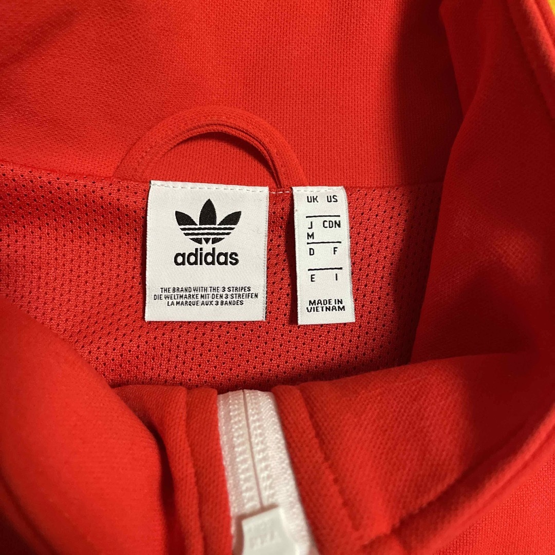 adidas(アディダス)のadidas ショート丈 三本ライン赤ジャージ レディースのジャケット/アウター(その他)の商品写真