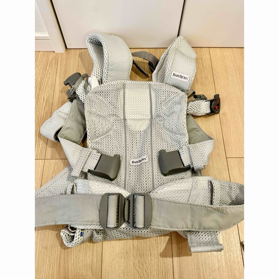 BABYBJORN(ベビービョルン)のBabyBjorn ベビーキャリア ONE KAI Air /シルバー　抱っこ紐 キッズ/ベビー/マタニティの外出/移動用品(抱っこひも/おんぶひも)の商品写真