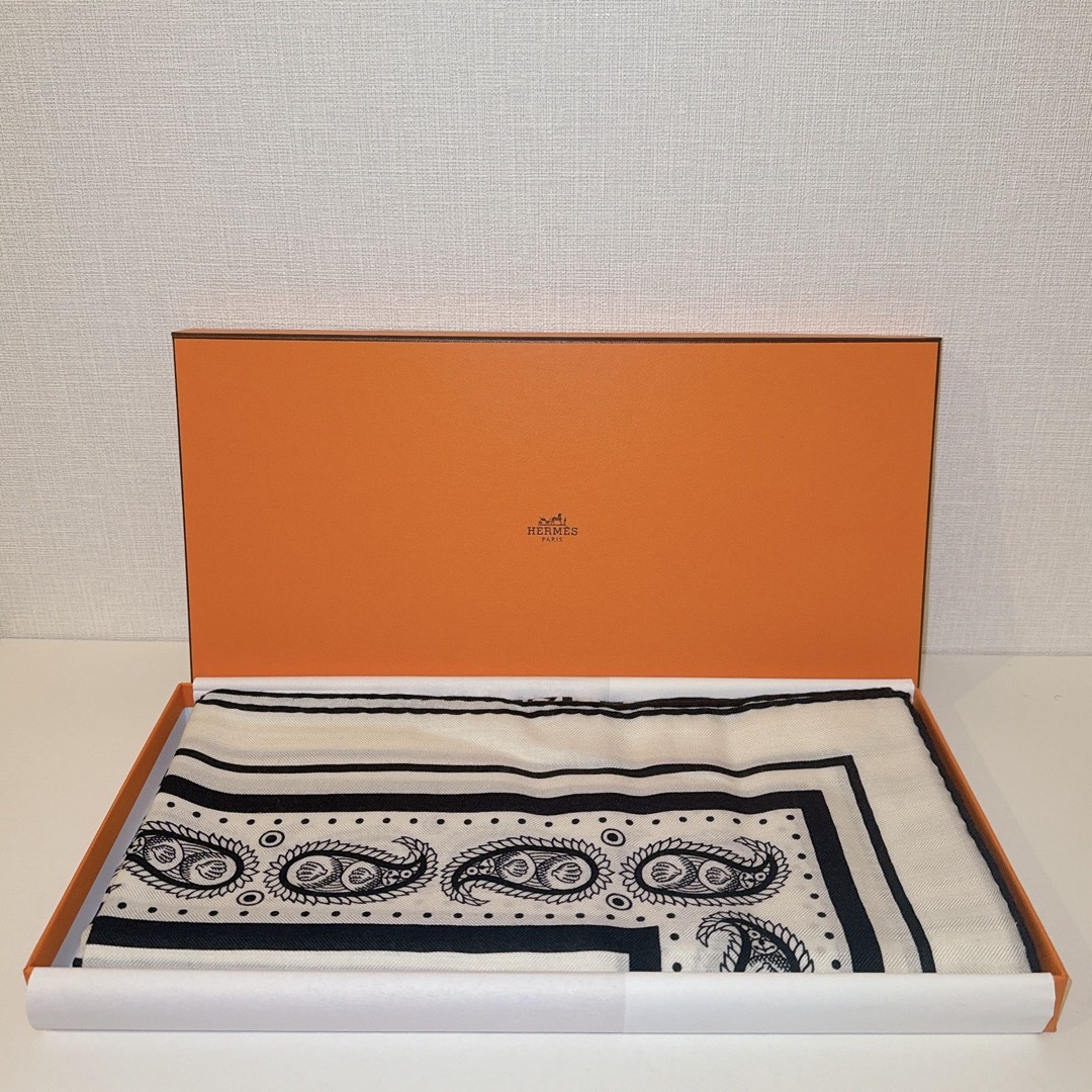 Hermes(エルメス)の【新品・箱付き】エルメス カレジェアン 船乗りのタトゥー・バンダナ 140 白 レディースのファッション小物(バンダナ/スカーフ)の商品写真