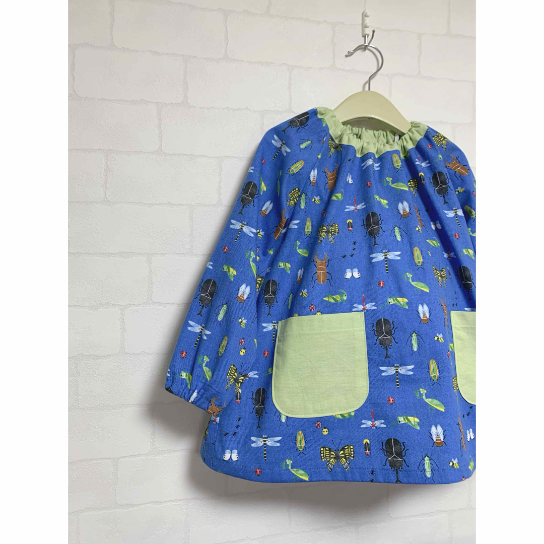 スモック 110  青色昆虫さん　ハンドメイドスモック キッズ/ベビー/マタニティのキッズ服男の子用(90cm~)(その他)の商品写真