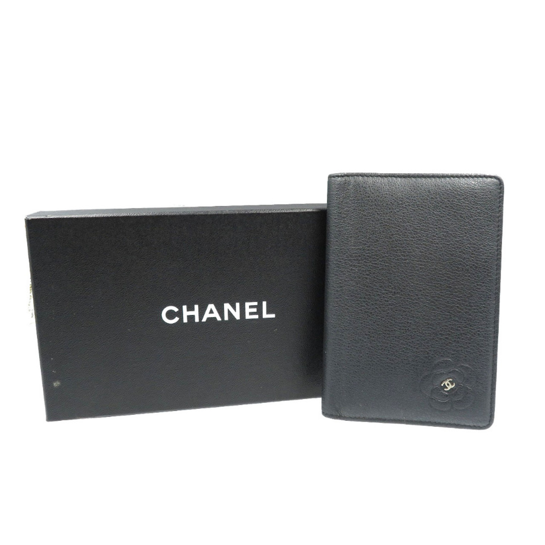 CHANEL(シャネル)の美品 シャネル カメリア レザー シルバー金具 ブラック 13番台 手帳カバー 0111【中古】CHANEL メンズのファッション小物(手帳)の商品写真