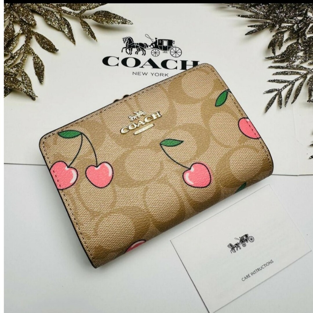 レディース新品　COACH　二つ折り財布　小銭入れ有　シグネチャー　さくらんぼ　チェリー