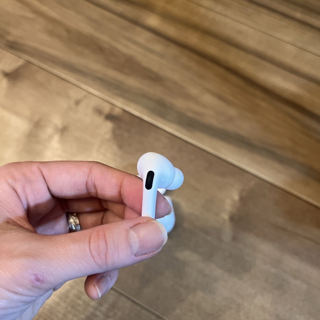 Apple(アップル)のAirPods Pro ケース　右耳 スマホ/家電/カメラのオーディオ機器(ヘッドフォン/イヤフォン)の商品写真