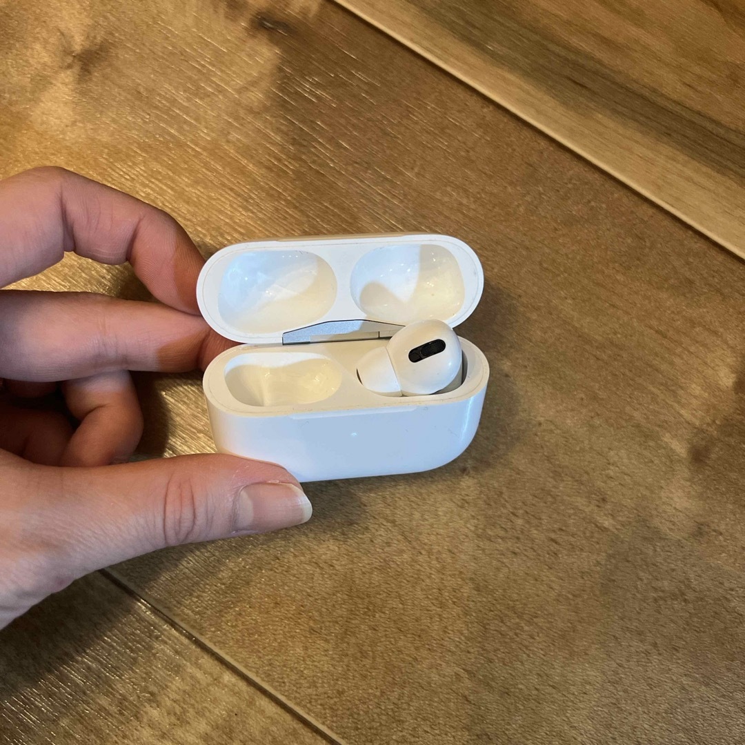 Apple(アップル)のAirPods Pro ケース　右耳 スマホ/家電/カメラのオーディオ機器(ヘッドフォン/イヤフォン)の商品写真