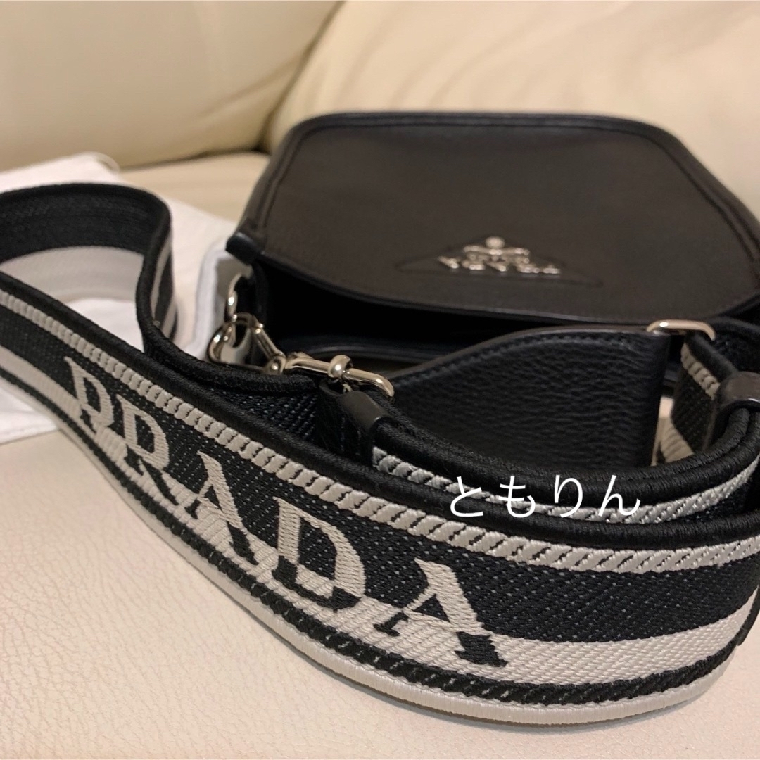 PRADA(プラダ)のご専用です　新品　プラダ　レザー メタルロゴ ショルダーバッグ レディースのバッグ(ショルダーバッグ)の商品写真