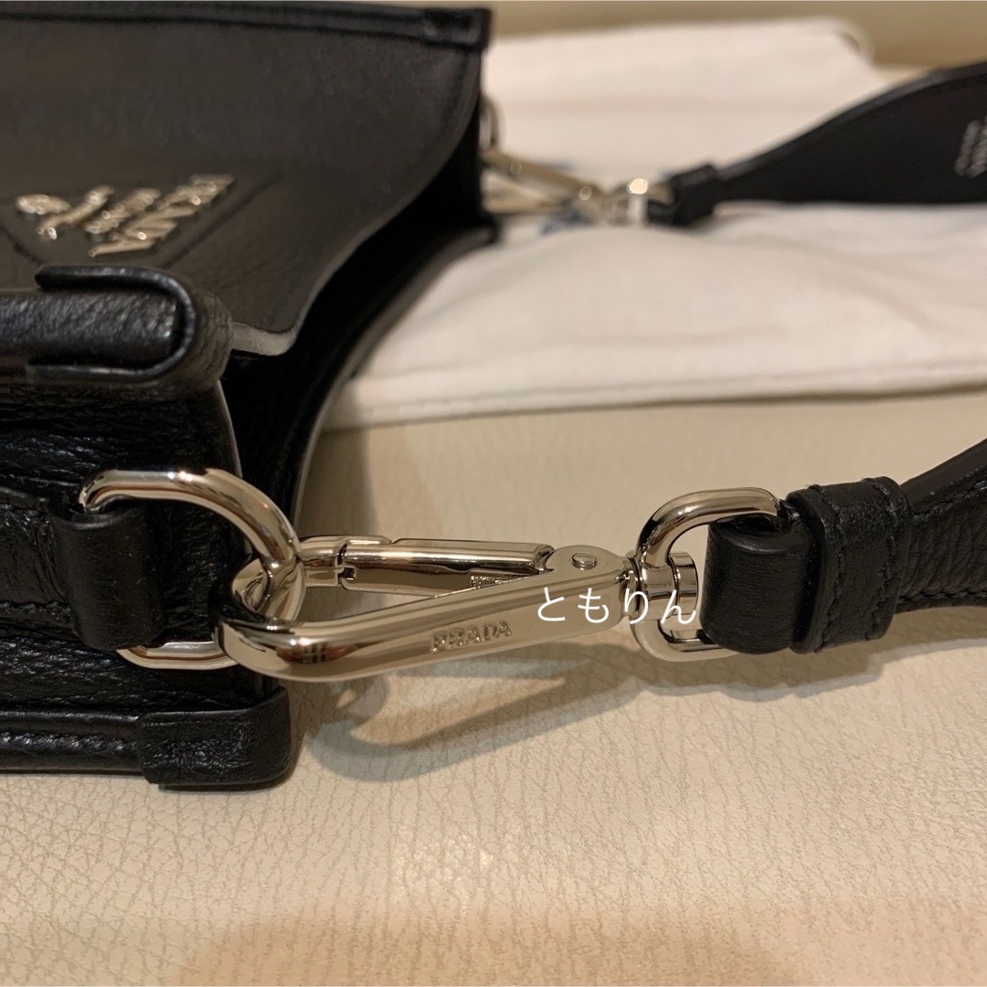 PRADA(プラダ)のご専用です　新品　プラダ　レザー メタルロゴ ショルダーバッグ レディースのバッグ(ショルダーバッグ)の商品写真