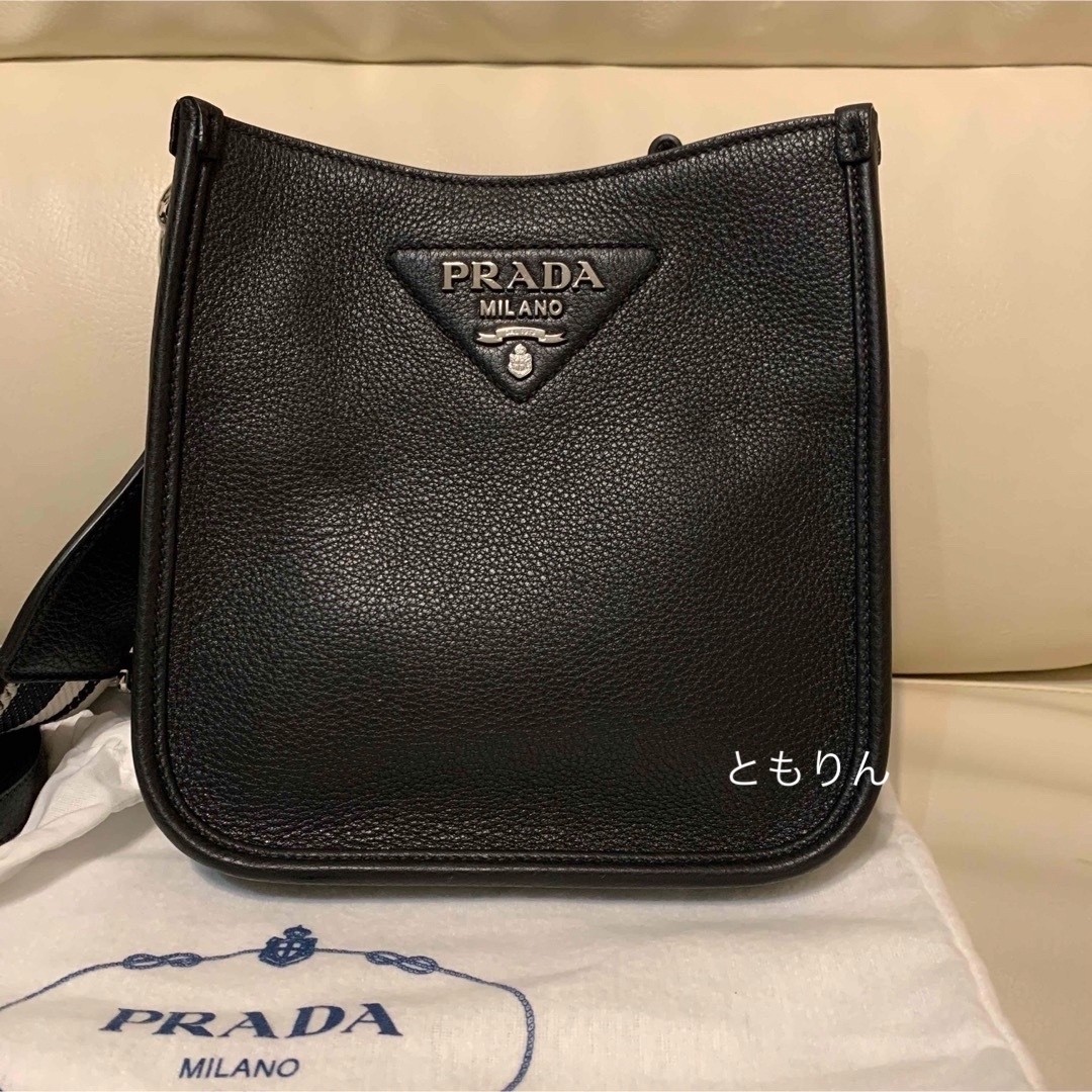 PRADA(プラダ)のご専用です　新品　プラダ　レザー メタルロゴ ショルダーバッグ レディースのバッグ(ショルダーバッグ)の商品写真