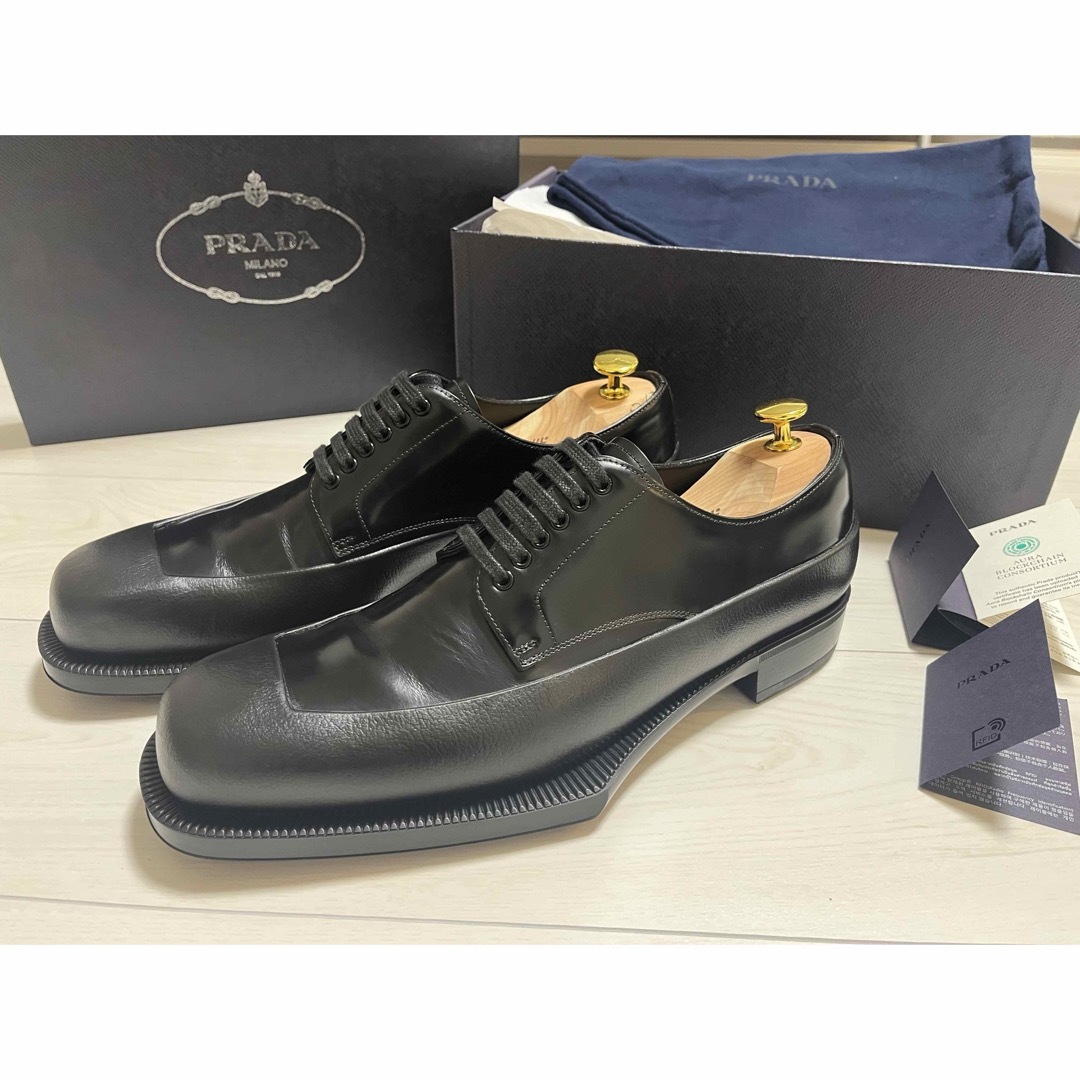 PRADA(プラダ)のプラダ  22aw  ブラッシュドレザーダービーシューズ　ラバーソール メンズの靴/シューズ(ドレス/ビジネス)の商品写真