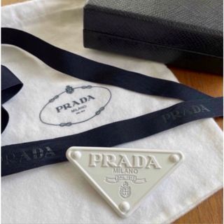 プラダ(PRADA)のブローチ　ホワイト　プラダ　PRADA(ブローチ/コサージュ)