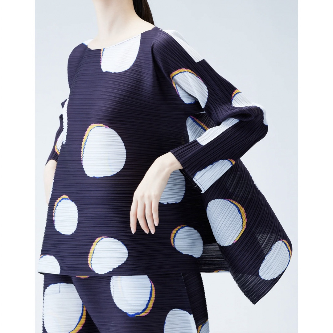 PLEATS PLEASE ISSEY MIYAKE(プリーツプリーズイッセイミヤケ)の【1月新作！人気の横段プリーツ❣️トップスBEAN DOTS ❣️】新品・未使用 レディースのトップス(シャツ/ブラウス(長袖/七分))の商品写真