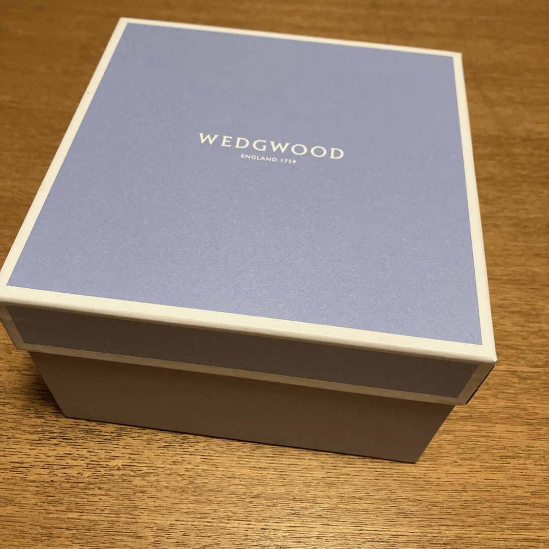 WEDGWOOD(ウェッジウッド)の未使用　箱付き　ウェッジウッド　ルネッサンス　レッド　カップ&ソーサー インテリア/住まい/日用品のキッチン/食器(食器)の商品写真