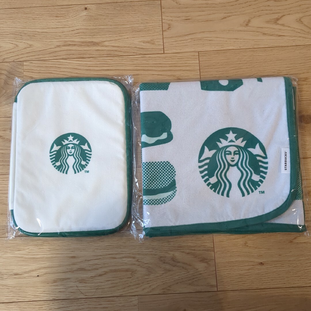 Starbucks Coffee(スターバックスコーヒー)のスタバ 福袋 2024 リバーシブルマルチケース ピクニックマット エンタメ/ホビーのコレクション(ノベルティグッズ)の商品写真