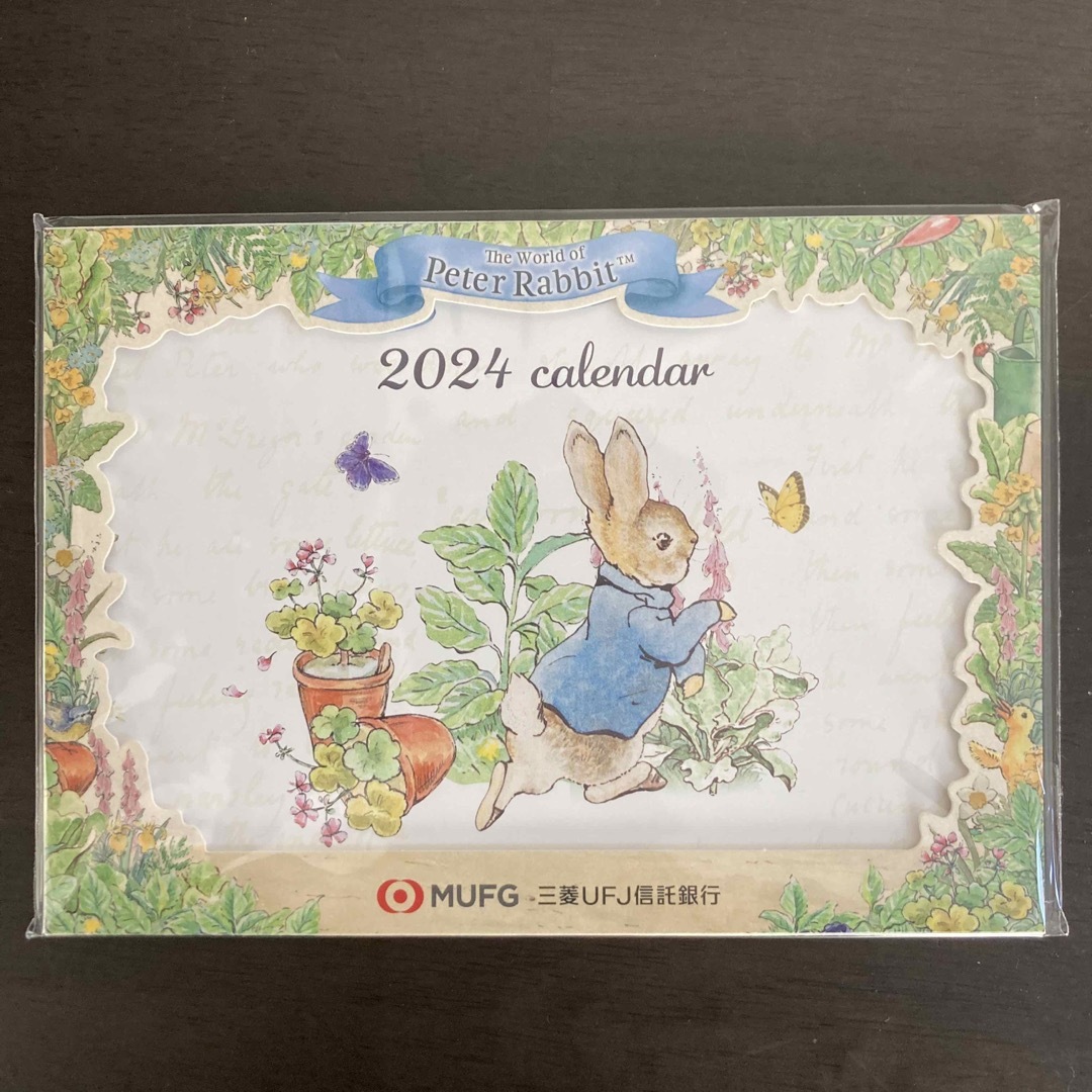 PETER RABBIT（TM）(ピーターラビット)の【未開封】2024年　ピーターラビット　三菱UFJ信託銀行　卓上カレンダー インテリア/住まい/日用品の文房具(カレンダー/スケジュール)の商品写真