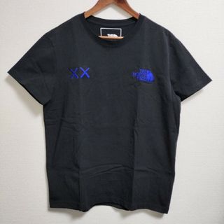 ザノースフェイス(THE NORTH FACE)のノースフェイス カウズ コラボ 限定Tシャツ 刺繍ロゴ ブラック Lサイズ(Tシャツ/カットソー(半袖/袖なし))