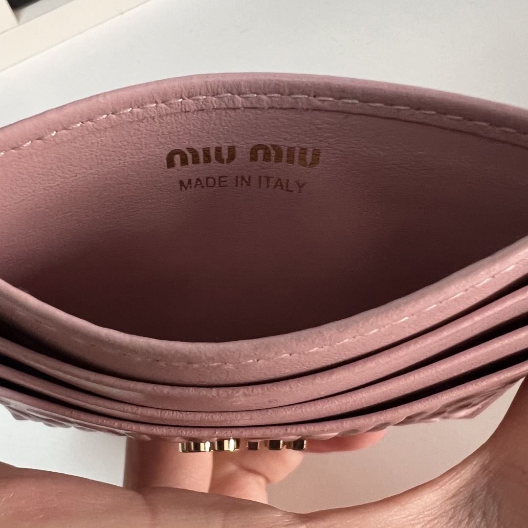 miumiu(ミュウミュウ)のmiumiu カードケース ピンク 正規品 レディースのファッション小物(パスケース/IDカードホルダー)の商品写真