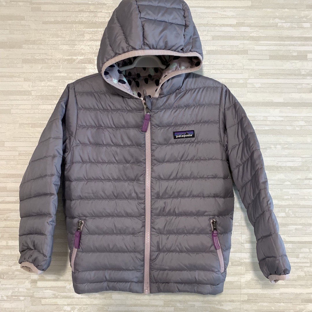 patagonia(パタゴニア)のPatagonia リバーシブル ダウン キッズ/ベビー/マタニティのキッズ服女の子用(90cm~)(ジャケット/上着)の商品写真