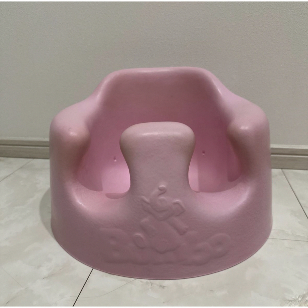 Bumbo(バンボ)のバンボ (ピンク) キッズ/ベビー/マタニティのキッズ/ベビー/マタニティ その他(その他)の商品写真