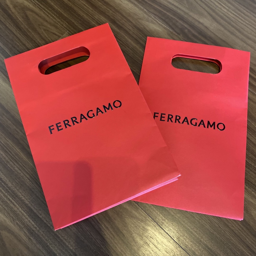 Ferragamo(フェラガモ)の2枚セット♡Ferragamo ♡フェラガモ 紙袋 ショッパー レディースのバッグ(ショップ袋)の商品写真