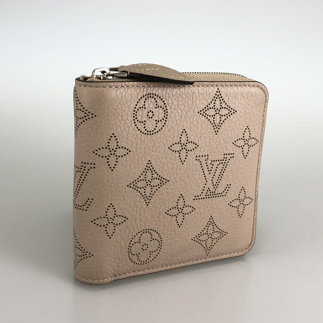 LOUIS VUITTON(ルイヴィトン)のルイ・ヴィトン マヒナ ジッピー コンパクトウォレット M81558 二つ折り財布 レディースのファッション小物(財布)の商品写真