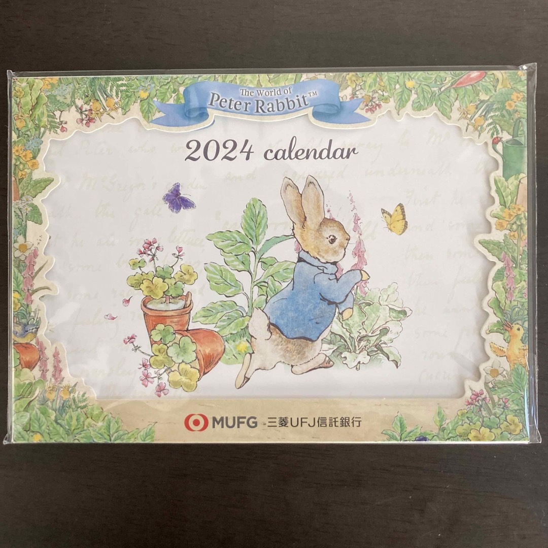 PETER RABBIT（TM）(ピーターラビット)の【未開封】2024年　ピーターラビット　三菱UFJ信託銀行　卓上カレンダー インテリア/住まい/日用品の文房具(カレンダー/スケジュール)の商品写真