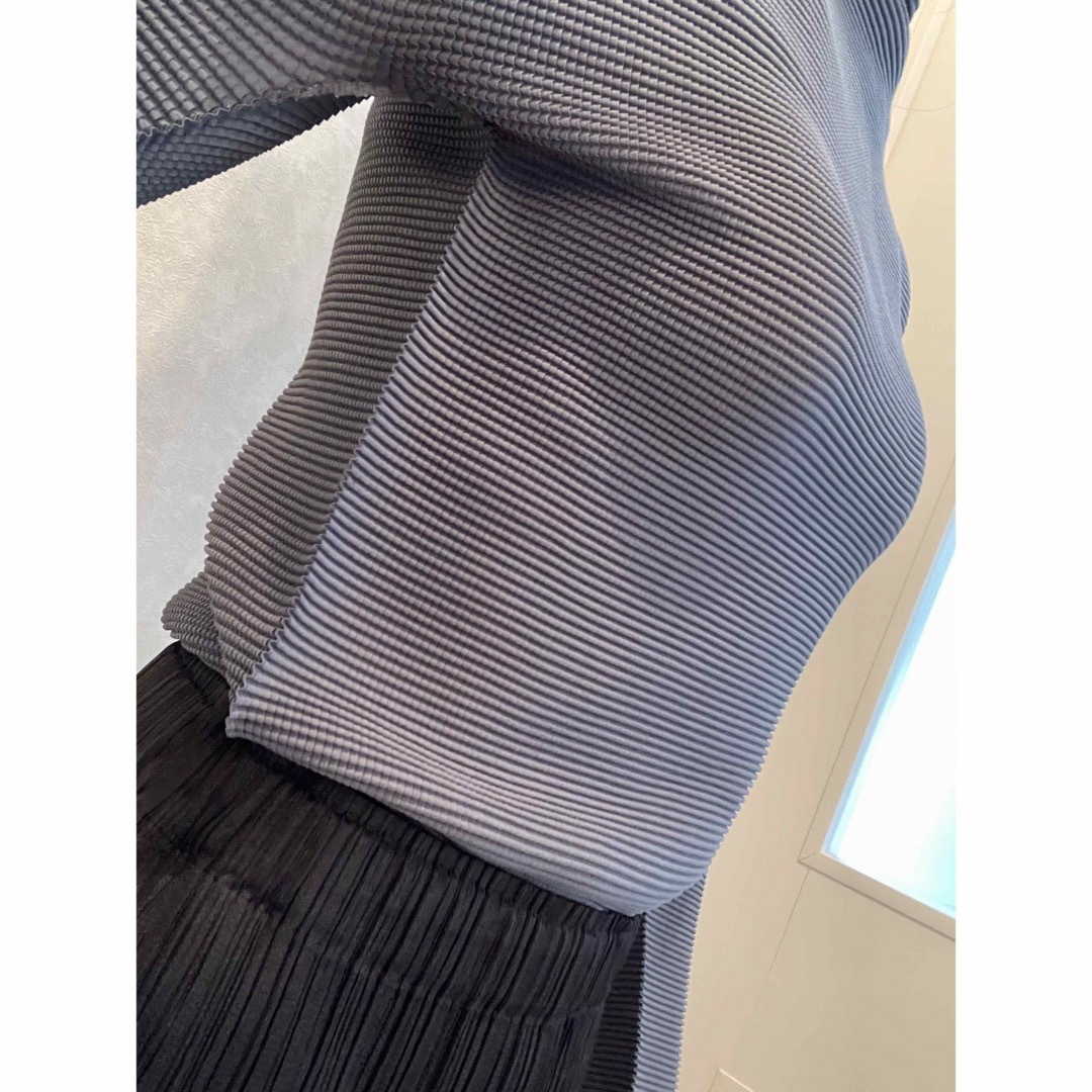 ISSEY MIYAKE(イッセイミヤケ)のme ISSEY MIYAKE STRETCH PLEATS 4 レディースのトップス(Tシャツ(長袖/七分))の商品写真