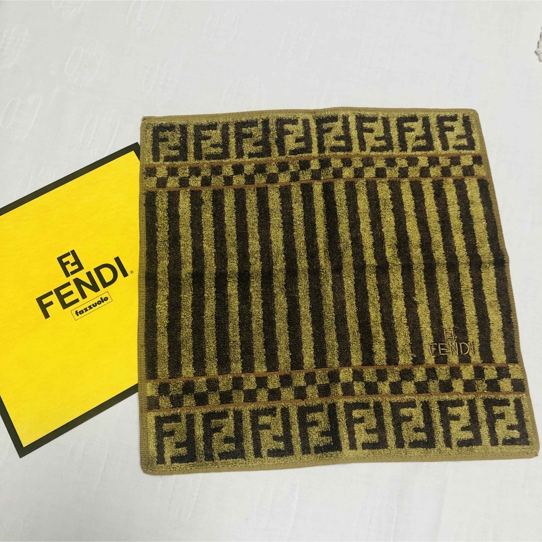 FENDI(フェンディ)の【新品レア物】FENDI フェンディ シルク混 タオルハンカチ  ギフト袋付き レディースのファッション小物(ハンカチ)の商品写真