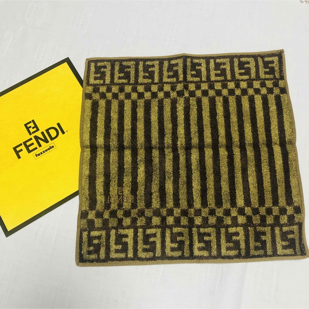 FENDI(フェンディ)の【新品レア物】FENDI フェンディ シルク混 タオルハンカチ  ギフト袋付き レディースのファッション小物(ハンカチ)の商品写真