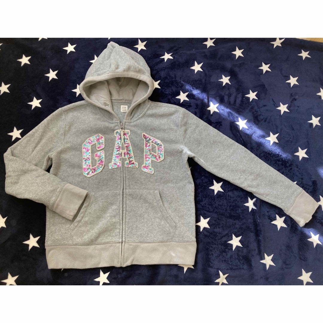 GAP Kids(ギャップキッズ)のギャップキッズ　GAP  ロゴ フリース　ジップパーカー　160  14〜16 キッズ/ベビー/マタニティのキッズ服女の子用(90cm~)(ジャケット/上着)の商品写真