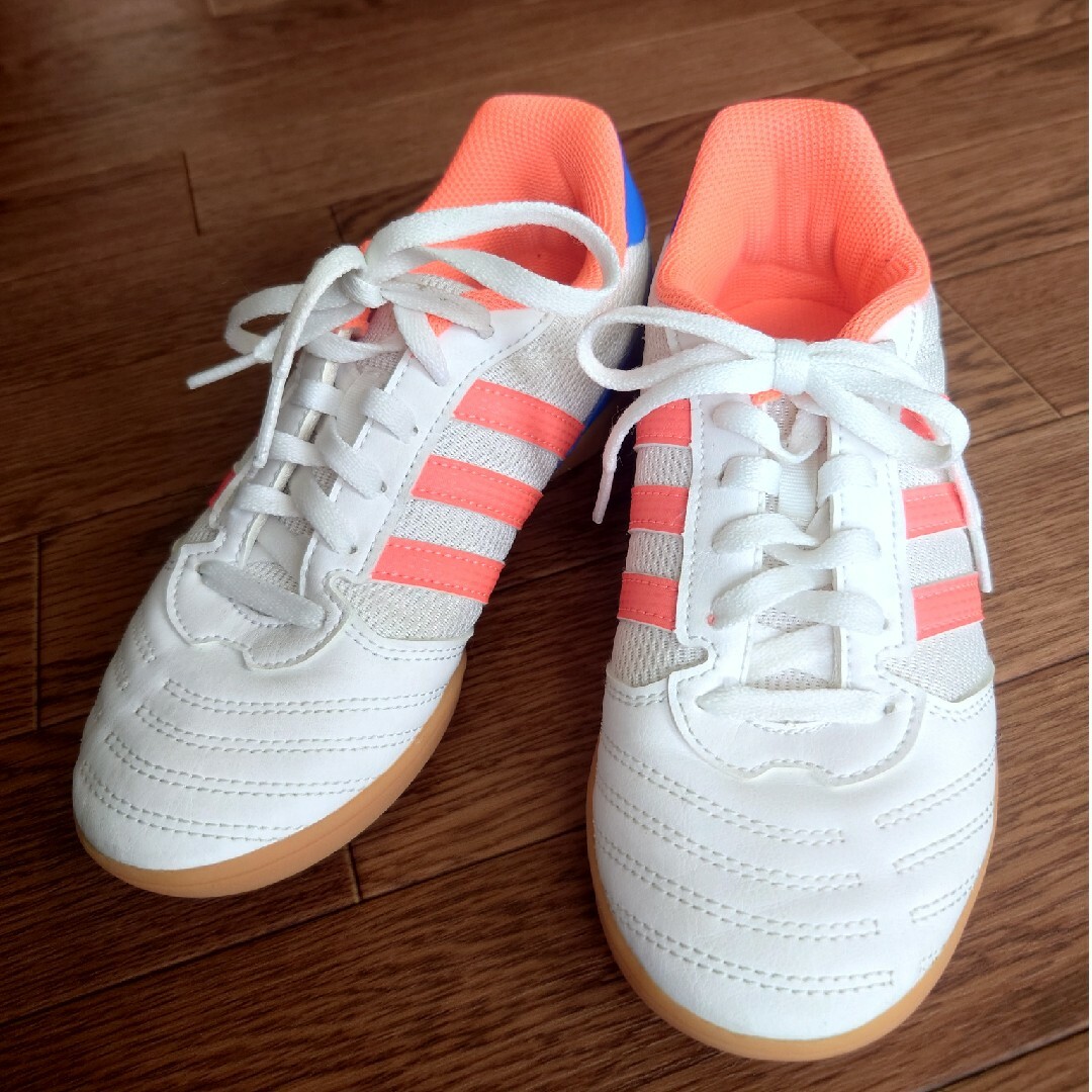 adidas(アディダス)のアディダス☆サッカー☆フットサル☆ジュニア☆キッズ☆21.5☆ キッズ/ベビー/マタニティのキッズ靴/シューズ(15cm~)(スニーカー)の商品写真