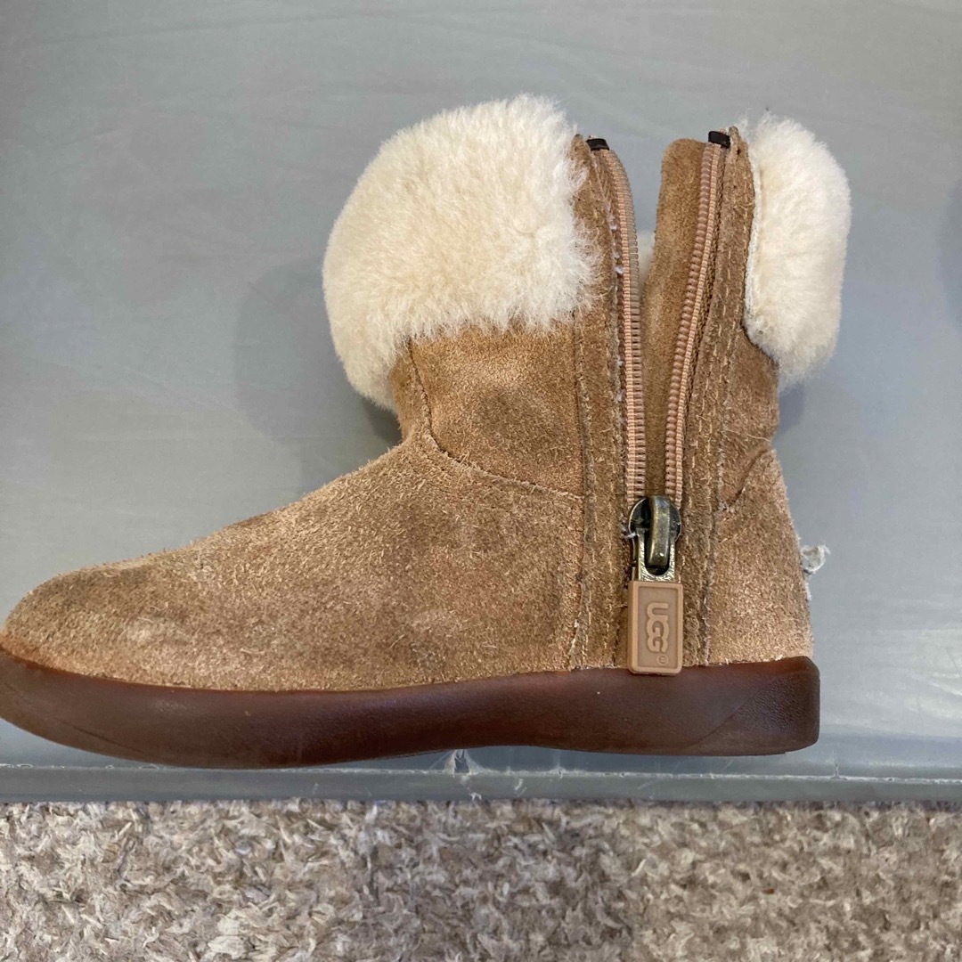 UGG(アグ)のアグ　キッズ　ブーツ　 キッズ/ベビー/マタニティのキッズ靴/シューズ(15cm~)(ブーツ)の商品写真