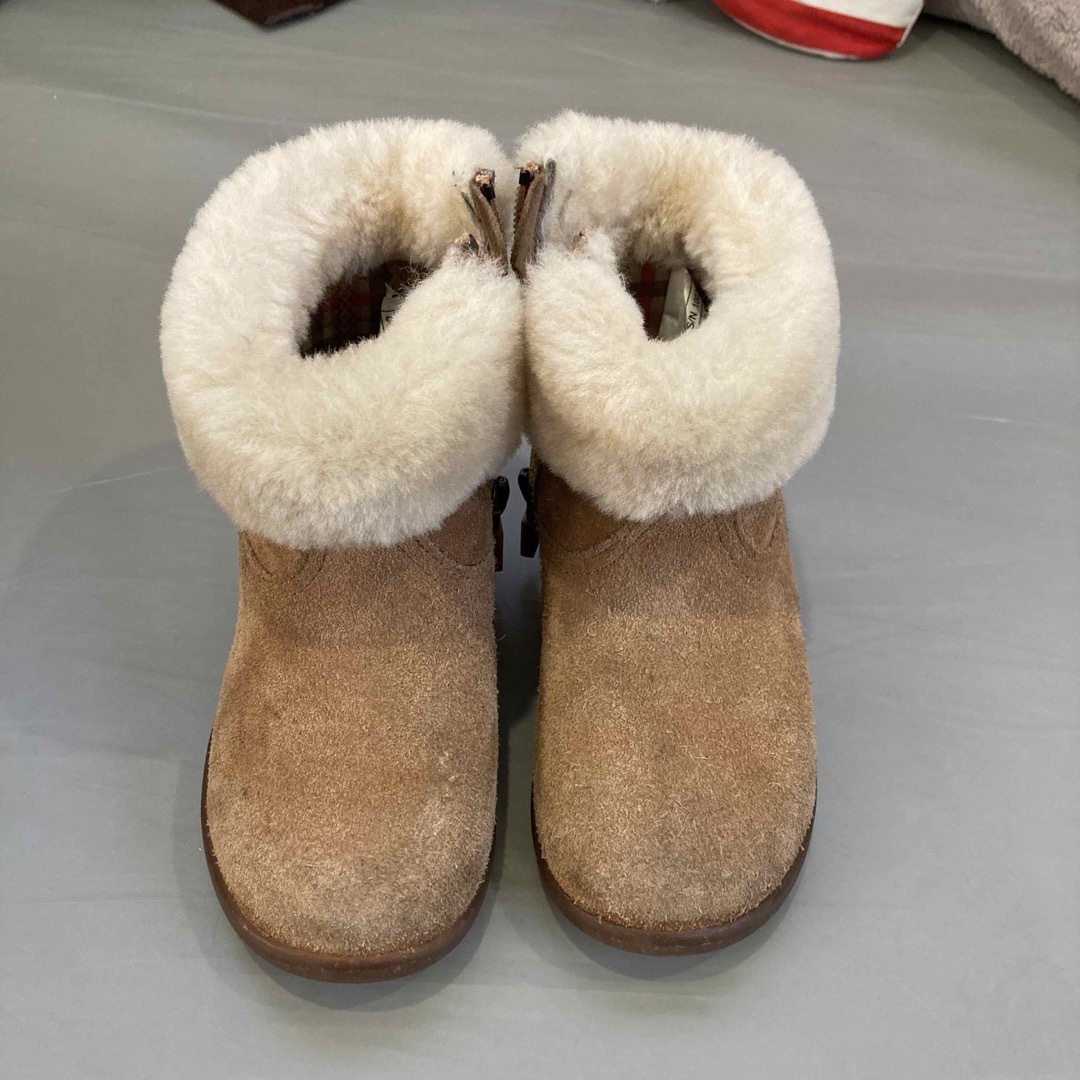 UGG(アグ)のアグ　キッズ　ブーツ　 キッズ/ベビー/マタニティのキッズ靴/シューズ(15cm~)(ブーツ)の商品写真