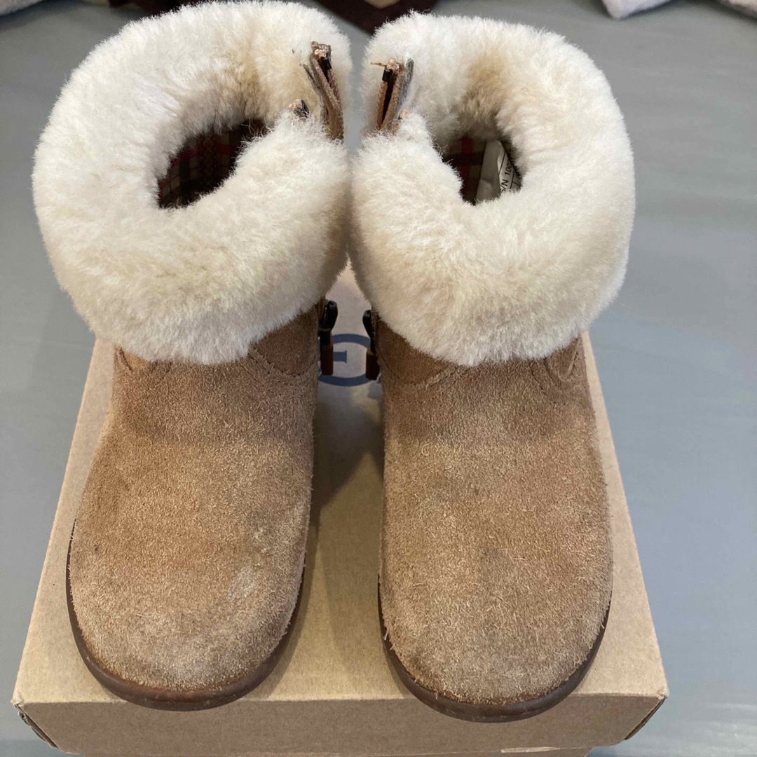 UGG(アグ)のアグ　キッズ　ブーツ　 キッズ/ベビー/マタニティのキッズ靴/シューズ(15cm~)(ブーツ)の商品写真